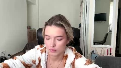 Snapshot of madelenequirk chatting on July 10, 2026, 6:17 am Alisa online show from July 10, 2026, 6:17 am