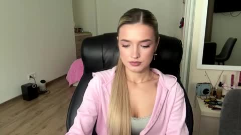 Snapshot of madelenequirk chatting on July 13, 2026, 9:34 am Alisa online show from July 13, 2026, 9:34 am