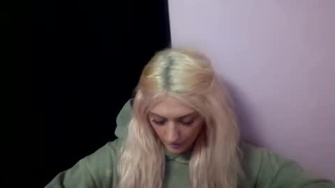 Snapshot of madelinevalentine chatting on November 30, 2025, 9:19 pm madeline online show from November 30, 2025, 9:19 pm