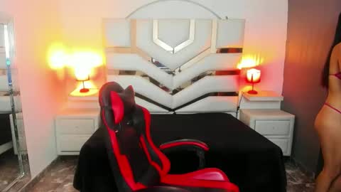 Madison Carzon online show from November 19, 2025, 2:00 am