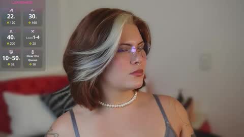 Snapshot of madissoon__ chatting on November 17, 2025, 6:35 pm Maddison online show from November 17, 2025, 6:35 pm