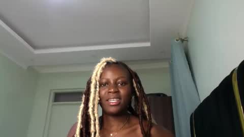 Snapshot of maelys_t chatting on May 10, 2026, 3:06 pm Maelys online show from May 10, 2026, 3:06 pm