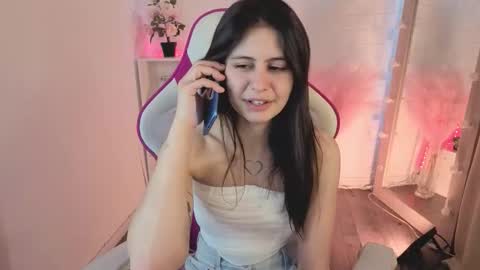 Snapshot of maeren chatting on February 12, 2026, 12:33 pm Mia online show from February 12, 2026, 12:33 pm