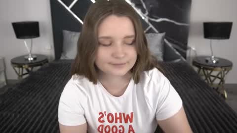 Snapshot of magicpeachhs chatting on July 7, 2026, 6:47 am Emily online show from July 7, 2026, 6:47 am
