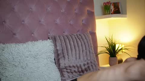  Maia  online show from October 21, 2025, 8:20 pm