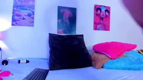 mai  online show from December 3, 2025, 6:50 pm