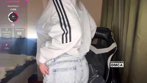 maksisisia online show from November 18, 2025, 5:39 pm