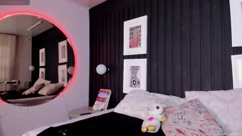 manelyk_evanss online show from March 18, 2026, 7:50 pm