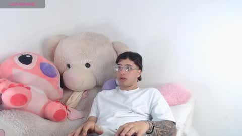 Snapshot of manuelr77 chatting on May 15, 2026, 11:45 pm Manuel online show from May 15, 2026, 11:45 pm