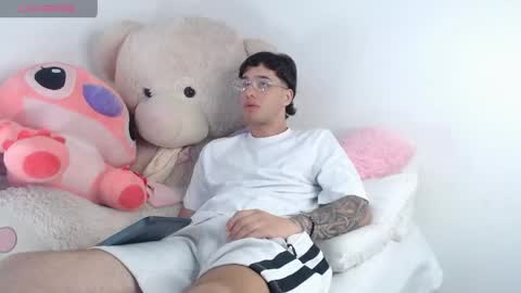 Snapshot of manuelr77 chatting on May 16, 2026, 12:07 am Manuel online show from May 16, 2026, 12:07 am