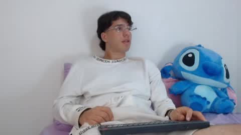 Snapshot of manuelr77 chatting on June 4, 2026, 2:28 am Manuel online show from June 4, 2026, 2:28 am