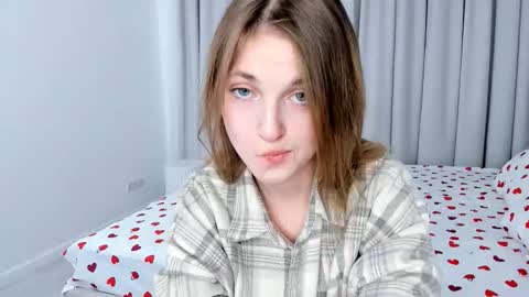 Mia online show from March 15, 2026, 7:42 pm