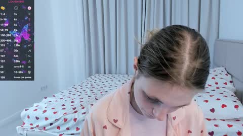 Mia online show from April 8, 2026, 7:25 pm