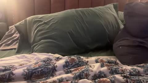 Elle online show from November 26, 2025, 4:02 am