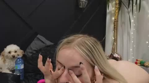 margot_robbie7 online show from February 9, 2025, 8:33 am