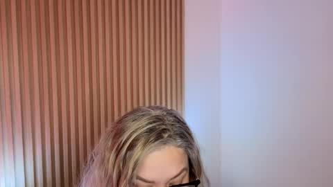 Marian Love  online show from November 20, 2025, 10:37 am