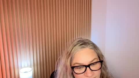 Marian Love  online show from November 27, 2025, 10:39 am