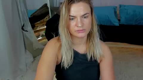 Mariel online show from November 13, 2025, 1:15 am