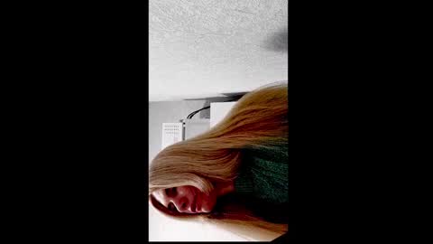 Snapshot of marinaobscura chatting on October 2, 2025, 9:05 am Emma online show from October 2, 2025, 9:05 am