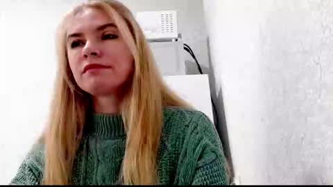 Snapshot of marinaobscura chatting on October 11, 2025, 9:52 am Emma online show from October 11, 2025, 9:52 am