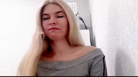 Snapshot of marinaobscura chatting on October 17, 2025, 8:50 am Emma online show from October 17, 2025, 8:50 am