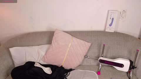 marivimichel_s online show from April 16, 2026, 10:38 am