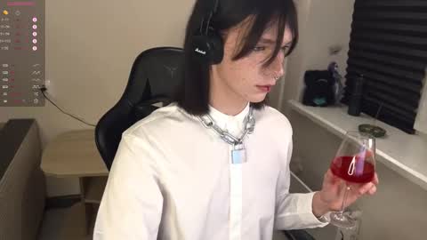 Mark online show from October 31, 2025, 4:52 pm