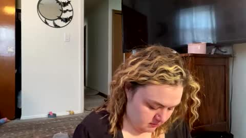 maroon_moon online show from February 18, 2025, 4:37 pm