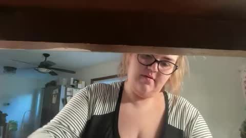 maroon_moon online show from November 16, 2025, 10:04 pm