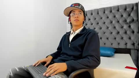 MARSHALL online show from December 4, 2025, 1:09 pm