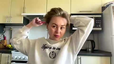 Snapshot of martaluna_ chatting on April 23, 2026, 7:09 am Marta online show from April 23, 2026, 7:09 am