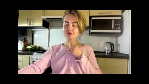 Snapshot of martaluna_ chatting on April 29, 2026, 9:10 pm Marta online show from April 29, 2026, 9:10 pm