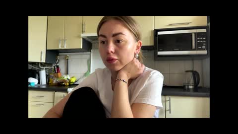 Snapshot of martaluna_ chatting on May 2, 2026, 10:20 am Marta online show from May 2, 2026, 10:20 am