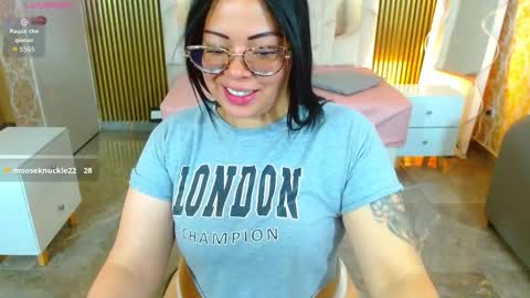Snapshot of martina_tay chatting on November 30, 2025, 3:32 am Hey im martina online show from November 30, 2025, 3:32 am
