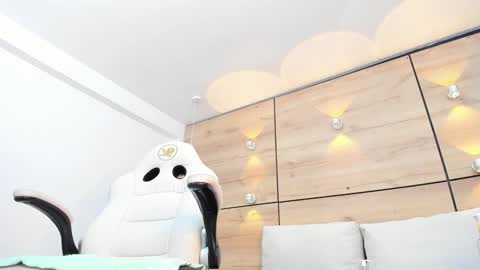 martina touss  online show from February 5, 2025, 1:04 am