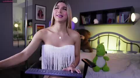 Snapshot of martinaa_rose chatting on June 18, 2026, 12:09 pm martinaa_rose online show from June 18, 2026, 12:09 pm