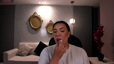 Snapshot of martinnabonnet chatting on February 23, 2025, 11:22 am Martinna Bonnet online show from February 23, 2025, 11:22 am