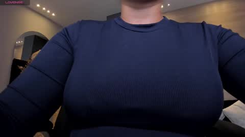 Snapshot of martinnabonnet chatting on March 5, 2025, 10:22 am Martinna Bonnet online show from March 5, 2025, 10:22 am