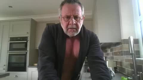 martinrgbxxxx online show from May 18, 2026, 7:58 am