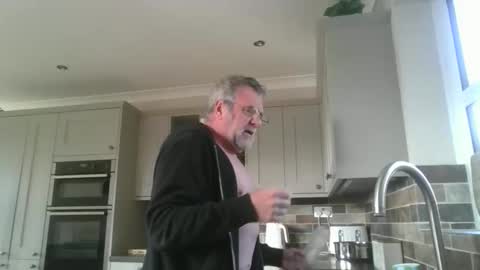 martinrgbxxxx online show from May 21, 2026, 7:48 am