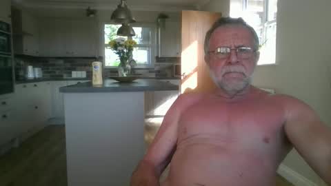 martinrgbxxxx online show from May 24, 2026, 7:57 am