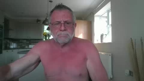 martinrgbxxxx online show from May 25, 2026, 8:09 am