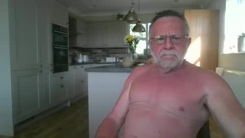 martinrgbxxxx online show from May 26, 2026, 8:21 am