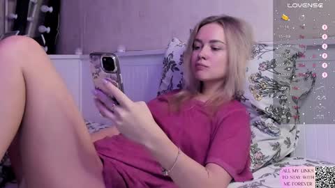 Snapshot of mary_romance chatting on April 23, 2026, 8:33 pm Mary online show from April 23, 2026, 8:33 pm