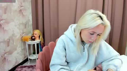 Snapshot of maryy_senn chatting on October 14, 2025, 2:56 am Luucy UTC1 Mon Tue Wed Thu Fri 0500-1130 online show from October 14, 2025, 2:56 am