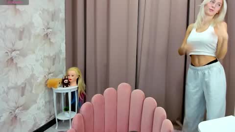 Snapshot of maryy_senn chatting on October 16, 2025, 2:56 am Luucy UTC1 Mon Tue Wed Thu Fri 0500-1130 online show from October 16, 2025, 2:56 am