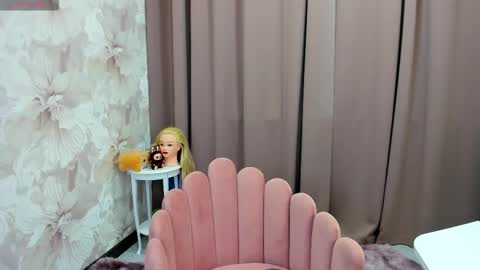 Snapshot of maryy_senn chatting on October 20, 2025, 2:45 am Luucy UTC1 Mon Tue Wed Thu Fri 0500-1130 online show from October 20, 2025, 2:45 am