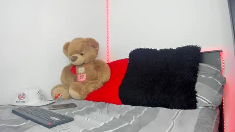 mateo_escobar online show from October 19, 2025, 2:07 pm