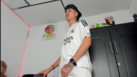 mateo_escobar online show from November 4, 2025, 5:06 am