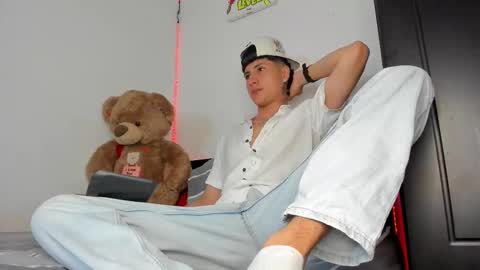 mateo_escobar online show from November 13, 2025, 11:25 pm